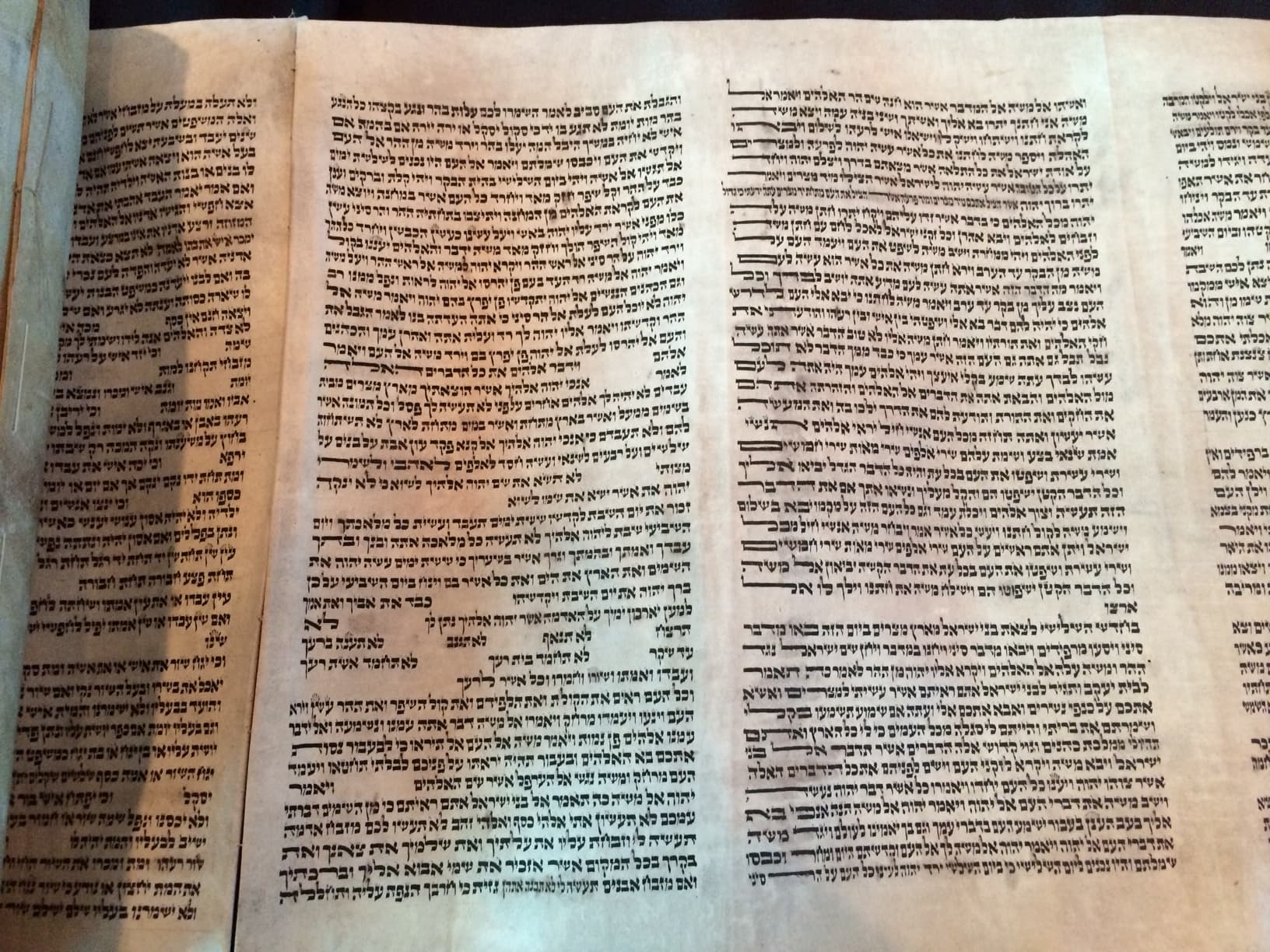An open Sefer Torah